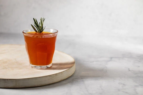 Marakujovo-rozmarýnový ledový čaj