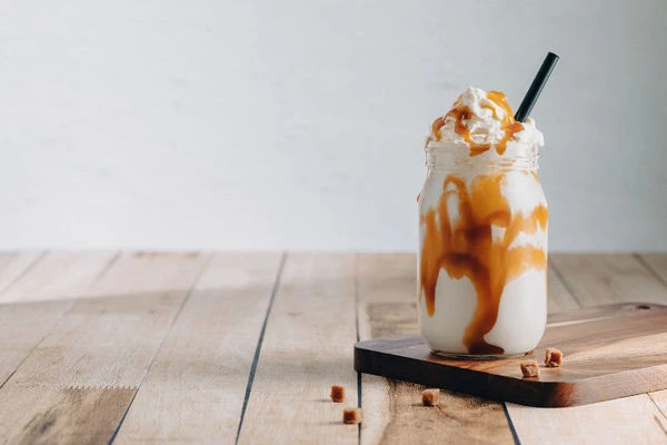 Dvojitý krémový karamelový milkshake