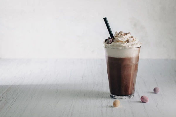 Horká čokoláda s&nbsp;mini čokoládovými vajíčky