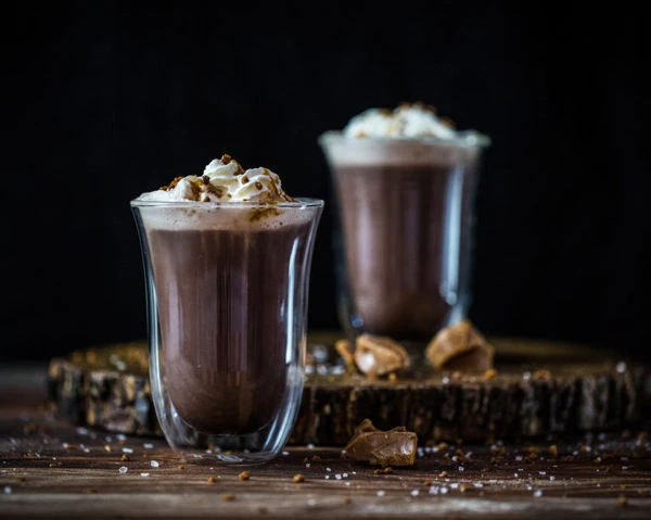 Horká čokoláda se slaným karamelem