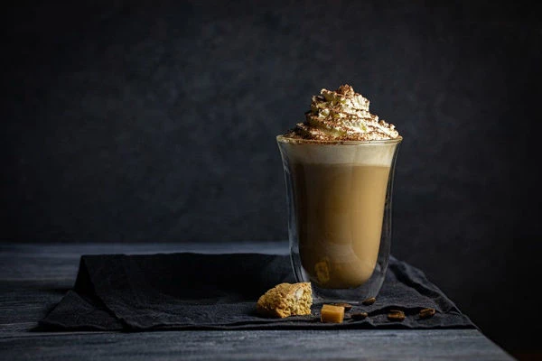 Karamelové amaretto latte