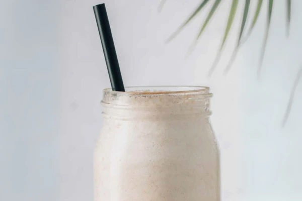 Veganský chai-ovesný milkshake
