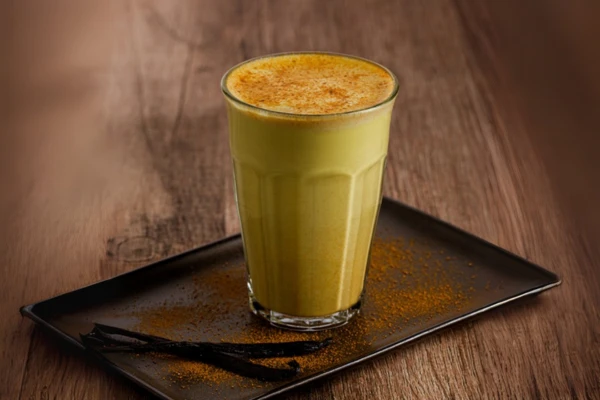 Kurkumovo-vanilkové latte