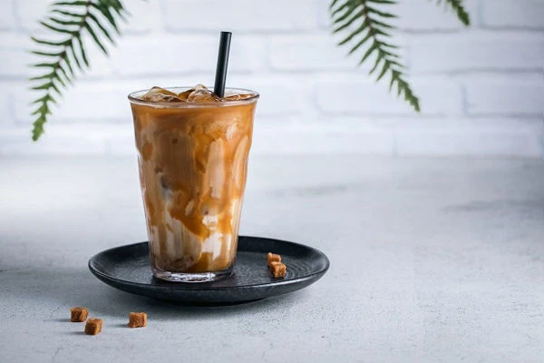 Rozvířené karamelové latte