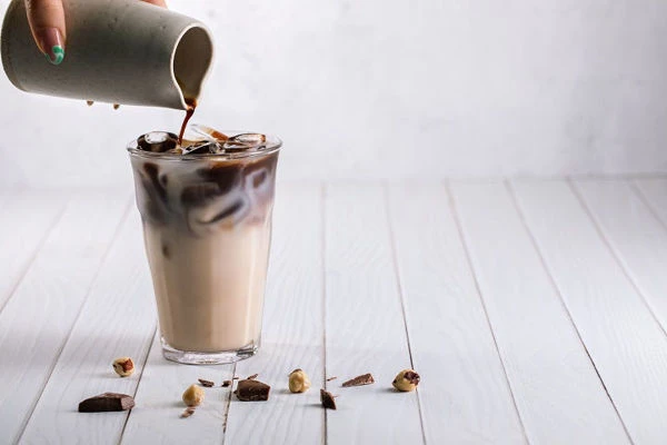 Ledové pralinkové latte