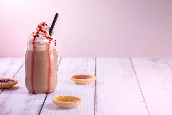 Latte s&nbsp;nádechem jahodového koláče