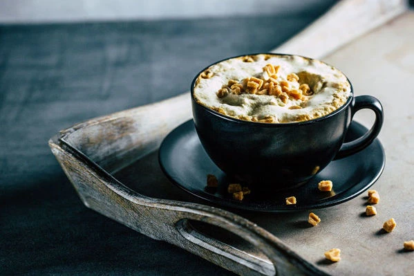 Latte s&nbsp;kousky slaného karamelu