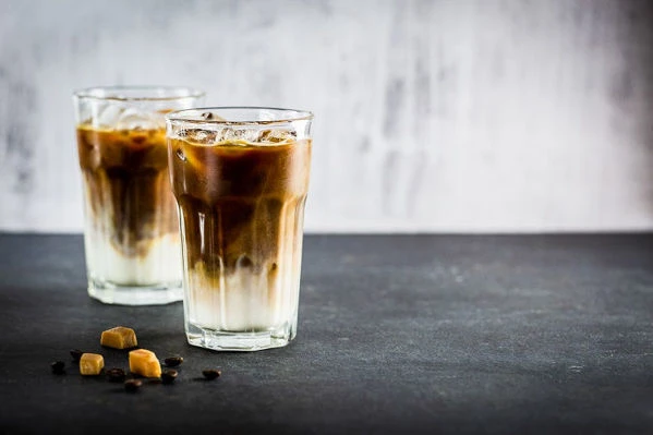 Ledové karamelové macchiato