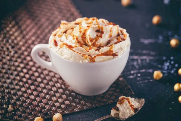 Latte s&nbsp;lískovým oříškem a&nbsp;karamelem